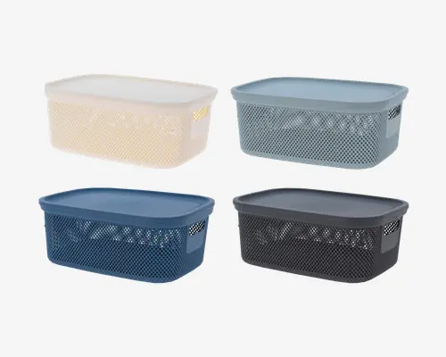 Sæt med fire rektangulære opbevaringskurve med låg, hver i en forskellig farve: creme, lyseblå, mørkeblå og mørkegrå. Kurvene har et netmønster på siderne for ventilation og integrerede håndtag for nem transport. Lågene sidder sikkert på, hvilket gør dem velegnede til organisering og opbevaring af forskellige ting.