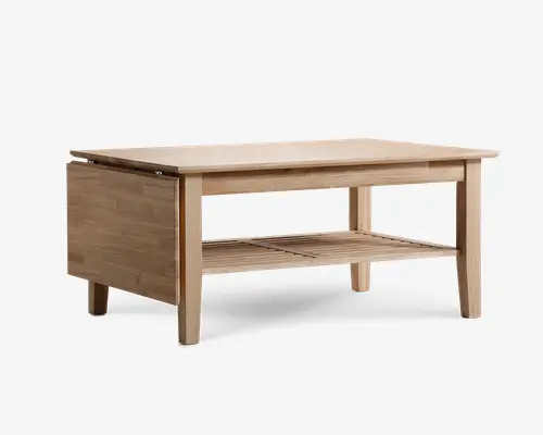 Rektangulært bord i træ med naturfinish, glat bordplade og en nedre hylde med lameller til ekstra opbevaring. Bordet har lige, solide ben og en klap på den ene side, så bordpladen kan udvides efter behov. Designet er enkelt og funktionelt, velegnet til forskellige indretninger.