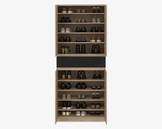 Høj opbevaringsskab i træ med to sektioner, hver med flere åbne hylder fyldt med forskellige par sko. Skabet har en naturlig træfinish og et sort panel i midten, der adskiller de øverste og nederste sektioner. Skoene er pænt organiseret efter type og farve, herunder støvler, sneakers og finsko.