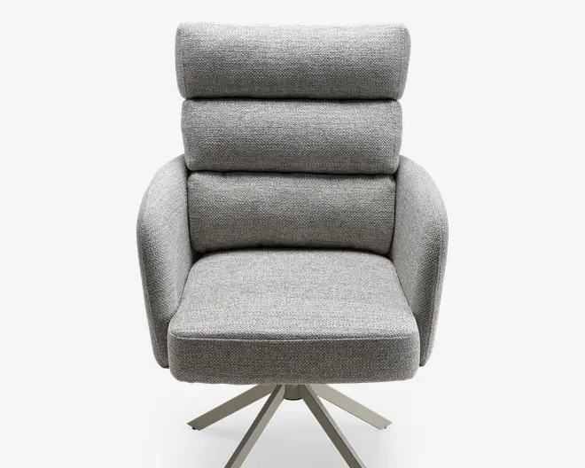 Moderne stol med lysegråt stofbetræk, der har en tykt polstret sæde, ryglæn og armlæn for ekstra komfort. Ryglænet består af tre vandrette, polstrede sektioner, som giver ergonomisk støtte. Stolen står på en robust metal drejefod med fire skråtstillede ben, hvilket giver stabilitet og nem bevægelse.