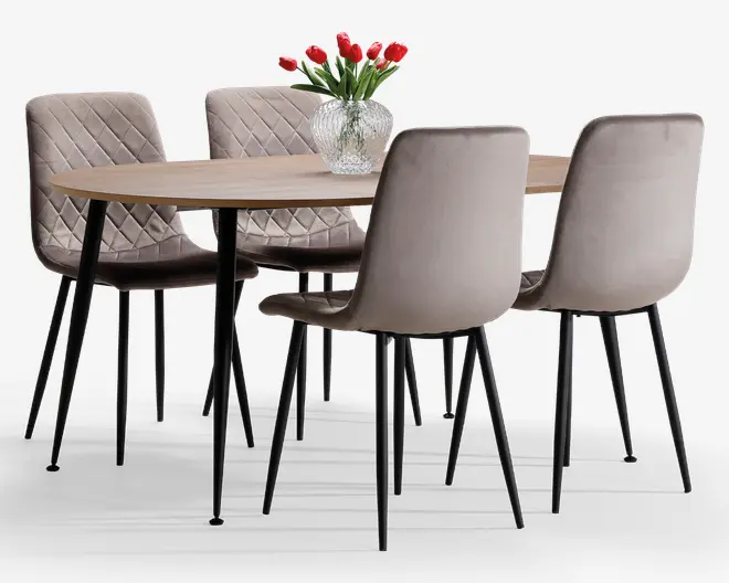 Sættet består af et rektangulært bord med lys træbordplade og sorte metalben, kombineret med fire polstrede stole i blødt beige eller taupe stof. Stolene har diamantmønster-syninger på ryglænet og slanke, koniske sorte ben. Et klart glasvase med røde tulipaner pynter på bordet og tilføjer et strejf af farve og elegance.