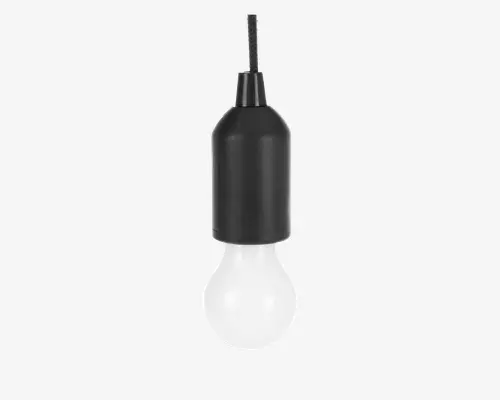 Hængelampe med et minimalistisk design, der har en mat sort cylindrisk fatning og en synlig rund hvid pære. Lampen hænger i en sort ledning, hvilket giver et moderne og industrielt udtryk. Velegnet til moderne indretning.