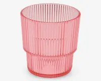 Et gennemsigtigt lyserødt drikkeglas med lodret rillet tekstur over hele overfladen. Glasset har en cylindrisk form, der bliver en smule smallere mod bunden, og en markant vandret kant omkring midten, som deler det rillede mønster i to sektioner.