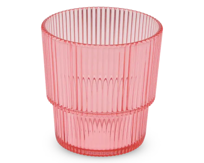 Et gennemsigtigt lyserødt drikkeglas med lodret rillet tekstur over hele overfladen. Glasset har en cylindrisk form, der bliver en smule smallere mod bunden, og en markant vandret kant omkring midten, som deler det rillede mønster i to sektioner.