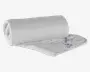 Hvid, quiltet madrasbeskytter med diskret bølget syning. Stoffet ser blødt ud og er let polstret for ekstra komfort. Kanterne er pænt afsluttede med en syet kant, og et produktmærkat med vaskeanvisninger og certificeringer ses i det ene hjørne. Beskytteren er delvist rullet sammen, hvilket viser dens fleksibilitet og tykkelse.