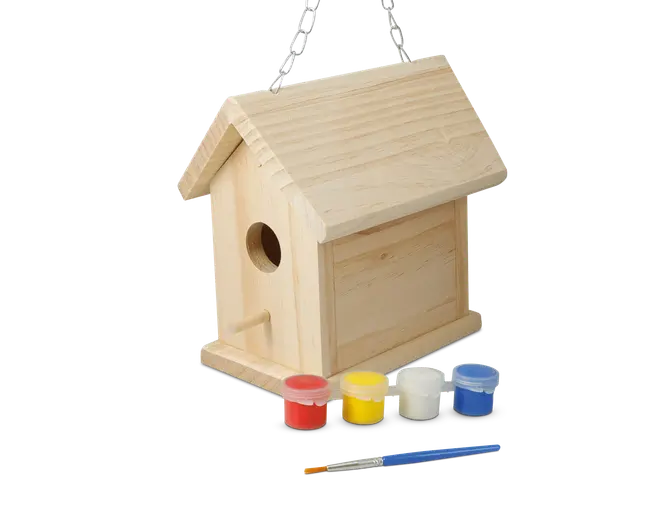 Umalet fuglehus af træ med sadeltag, rundt indgangshul og lille siddepind under indgangen. Fuglehuset hænger i en metal kæde. Foran fuglehuset står fire små malerbøtter i rød, gul, hvid og blå samt en tynd pensel, hvilket viser, at fuglehuset kan dekoreres.