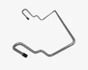 En bøjet metalstang med zigzag-form, der har to sorte gummi- eller plastikpropper i enderne. Stangen er lavet af et blankt, metallisk materiale og er formet med flere rette vinkler og kurver, sandsynligvis designet til at passe eller holde noget sikkert på plads.