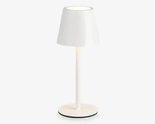 Elegant, moderne bordlampe med mat hvid finish. Lampen har en konisk lampeskærm, lige cylindrisk stander og en rund, flad fod for stabilitet. Det minimalistiske design passer til mange forskellige indretninger.
