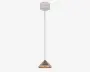 Loftlampe med en konisk metalskærm i mat finish, ophængt i en lang, slank sort stang. Skærmen leder lyset nedad og egner sig derfor godt til fokuseret belysning. Lampen har et minimalistisk design med rene linjer og neutrale farver, hvilket gør den velegnet til moderne eller nutidige indretninger.