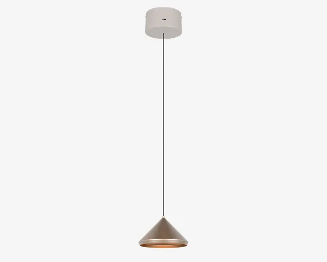 Loftlampe med en konisk metalskærm i mat finish, ophængt i en lang, slank sort stang. Skærmen leder lyset nedad og egner sig derfor godt til fokuseret belysning. Lampen har et minimalistisk design med rene linjer og neutrale farver, hvilket gør den velegnet til moderne eller nutidige indretninger.