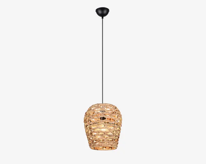 Hængelampe med en skærm flettet af rattan i naturfarve, som giver et varmt og hyggeligt lys. Skærmen har et åbent gitterdesign, der lader lyset skinne igennem og kaster dekorative mønstre. Lampen hænger i en sort ledning og loftbeslag, og har et moderne, men rustikt udtryk. Perfekt til at tilføje struktur og stemning i stue eller spisestue.