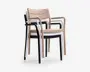 Sæt med fire stabelbare stole med armlæn og moderne design. Stolene er lavet af holdbar plast og fås i tre farver: beige, hvid og sort. Hver stol har let buet ryglæn og sæde for komfort, og benene er lige og robuste. Stolene er vist stablet oven i hinanden for at fremhæve deres pladsbesparende funktion.