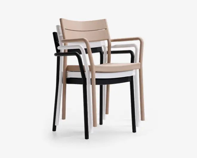 Sæt med fire stabelbare stole med armlæn og moderne design. Stolene er lavet af holdbar plast og fås i tre farver: beige, hvid og sort. Hver stol har let buet ryglæn og sæde for komfort, og benene er lige og robuste. Stolene er vist stablet oven i hinanden for at fremhæve deres pladsbesparende funktion.
