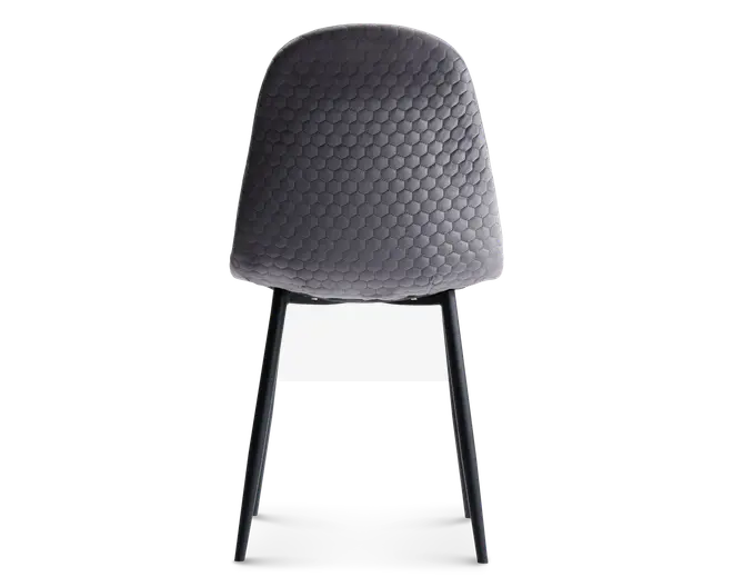 Stol med buet ryglæn og sæde betrukket med mørkegråt stof med sekskantet quiltet mønster. Stolen har fire slanke, let skråtstillede ben i sort metal, hvilket giver et moderne og minimalistisk udtryk.