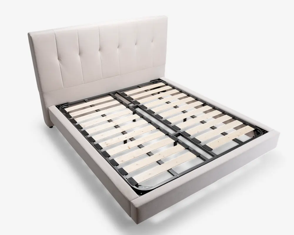 Moderne sengestel med et lysebeige polstret hovedgærde, der har lodrette knapdetaljer. Stellet har en robust metalbase med jævnt fordelte trælameller til støtte for madrassen. Designet er minimalistisk, og polstringen dækker både hovedgærde og sider, hvilket giver et blødt og elegant udtryk.