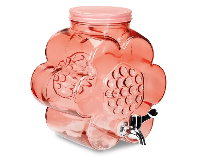 En gennemsigtig lyserød drikkedispenser med blomsterformet design. Kroppen har prægede motiver af drueklaser og vinranker på siderne samt en tekstureret samling af hævede prikker foran. Den har et bredt skruelåg øverst og en blank metalhane nederst for nem udskænkning.