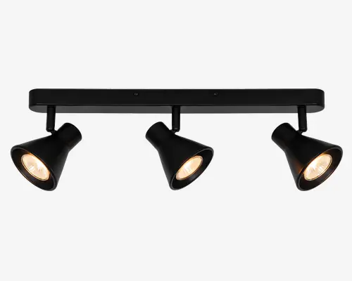 Moderne loftlampe med tre justerbare, kegleformede spots i mat sort finish. Hver spot kan drejes individuelt for at rette lyset, hvor det ønskes. Lampen har en rektangulær base, der monteres fladt mod loftet og giver et stilrent og minimalistisk udtryk. Indersiden af hver spot er hvid, hvilket forbedrer lysrefleksionen.