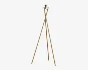 Højt, trebenet stativ lavet af lyst træ med metalbeslag øverst til montering af udstyr. Benene er justerbare og har spidse ender for stabilitet på forskellige underlag. Designet er robust og velegnet til udendørs brug.