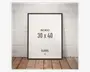En rektangulær billedramme med en tynd, sort kant, der passer til kunstværker i størrelsen 30 x 40 cm. Rammen har et moderne, minimalistisk design og står oprejst mod en hvid, tekstureret væg på et trægulv. Fronten er klar glas eller akryl, og rammen har en glat, mat overflade.