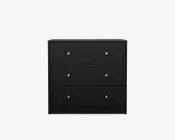 Elegant, moderne kommode med mat sort finish. Har tre rummelige skuffer, hver med to runde, sølvfarvede greb for nem åbning. Designet er minimalistisk med rene linjer, hvilket gør den velegnet til moderne indretning.