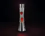 Høj, cylindrisk lampe med en elegant metalbase og top. Den gennemsigtige glasbeholder indeholder røde voksbobler, der er suspenderet i klar væske, hvilket skaber en dynamisk visuel effekt, når voksen bevæger sig og ændrer form ved opvarmning. Lampen har et moderne, poleret look og en tænd/sluk-knap på basen.