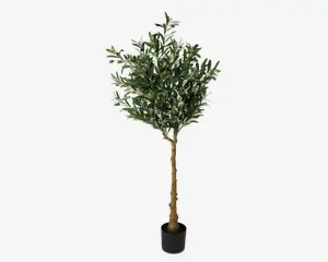 Høj kunstig plante med en realistisk brun stamme og tætte, blanke grønne blade med lysere underside. Planten står i en enkel, sort, cylindrisk potte. Løvet er fyldigt og busket, hvilket giver et naturligt udseende, der egner sig til indendørs dekoration.