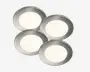 Sæt med fire runde LED-lys med børstet metalfinish og mat hvid diffuser. Hvert lys har et slankt, lavprofil design, der egner sig til indbygning eller overflademontering og giver et klart, jævnt lys. Metalrammen giver et moderne og stilrent udseende.