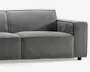 Moderne sofaelement med højre armlæn, betrukket med glat, mørkegråt stof. Designet har brede, bløde sæde- og ryghynder for ekstra komfort, med rene, lige linjer og diskrete syninger. Armlænet er tykt og polstret, og sofaen står på korte, solide ben, hvilket gør den velegnet til moderne stuer.