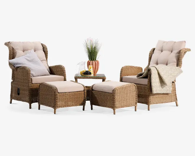 Sættet består af to høje fletlænestole med tykke, beige, knap-tuftede hynder, matchende skamler og et lille rundt fletbord. Den ene stol har en hvid pude, den anden har et lysegrønt tekstureret tæppe. Bordet er dekoreret med en plante i en ferskenfarvet potte og en tallerken med druer. Fletmøblerne har en naturlig finish, og hynderne giver et komfortabelt og indbydende udtryk.