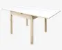 Rektangulært bord med hvid bordplade og lyse træben samt ramme. Bordet har klapfunktion med to sammenklappelige udvidelser på hver side, så bordpladens størrelse kan justeres. Benene er lige og robuste, og designet er minimalistisk og moderne.