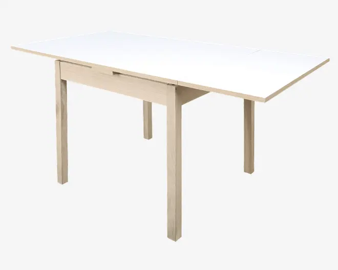Rektangulært bord med hvid bordplade og lyse træben samt ramme. Bordet har klapfunktion med to sammenklappelige udvidelser på hver side, så bordpladens størrelse kan justeres. Benene er lige og robuste, og designet er minimalistisk og moderne.