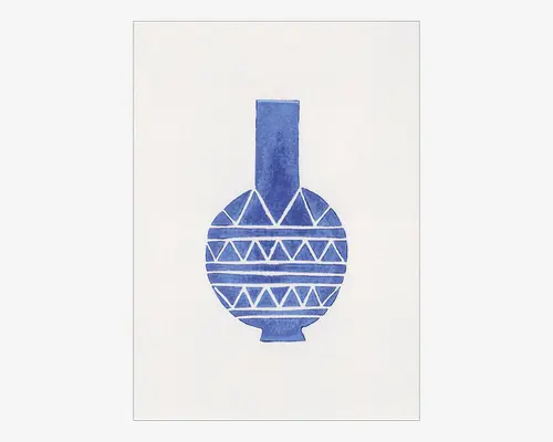 En minimalistisk illustration af en vase med rund krop og en høj, smal hals. Vasen er farvet i en dyb blå og har geometriske mønstre, herunder vandrette linjer og rækker af hvide trekanter, hvilket skaber en markant kontrast til den blå farve. Baggrunden er helt hvid, hvilket fremhæver designets enkelhed og elegance.