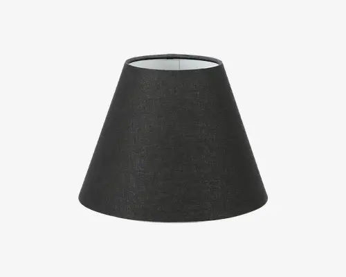 En konisk lampeskærm med mat sort stof på ydersiden og hvid inderside. Stoffet har en diskret vævet struktur, som giver et moderne og elegant udtryk. Den brede åbning i bunden sikrer god lysspredning, mens den smallere top passer sikkert på en lampefod.
