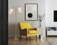 En moderne lænestol betrukket med klart gult stof, med en firkantet silhuet, blødt buede armlæn og let tilbagelænet ryglæn. Stolen har slanke, koniske sorte ben, der giver et moderne udtryk. Sædepuden er tyk og blød, hvilket giver god komfort. Designet er minimalistisk og stilfuldt, velegnet til en moderne stue.