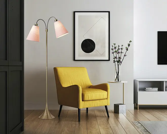 En moderne lænestol betrukket med klart gult stof, med en firkantet silhuet, blødt buede armlæn og let tilbagelænet ryglæn. Stolen har slanke, koniske sorte ben, der giver et moderne udtryk. Sædepuden er tyk og blød, hvilket giver god komfort. Designet er minimalistisk og stilfuldt, velegnet til en moderne stue.