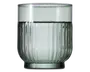 Kort drikkeglas med let afrundet bund og lodret rillet struktur på den nederste halvdel. Glasset er transparent med et diskret gråt skær, og kanten er glat og jævn. Designet giver et moderne og elegant udtryk, velegnet til servering af vand eller andre drikkevarer.