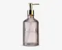 Gennemsigtig glasdispenserflaske med lodret rillet struktur, guldfarvet pumpe og ordet 'SOAP' præget på forsiden. Flasken har et vintage-inspireret design og en solid bund.