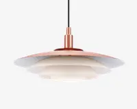 Hængelampe med et lagdelt, skiveformet design, hvor toppen er kobberfarvet og de nederste skærme er hvide. Lampen har et moderne, minimalistisk udtryk med sort ledning og glat metalfinish. De koncentriske lag spreder lyset jævnt og giver en blød belysning.