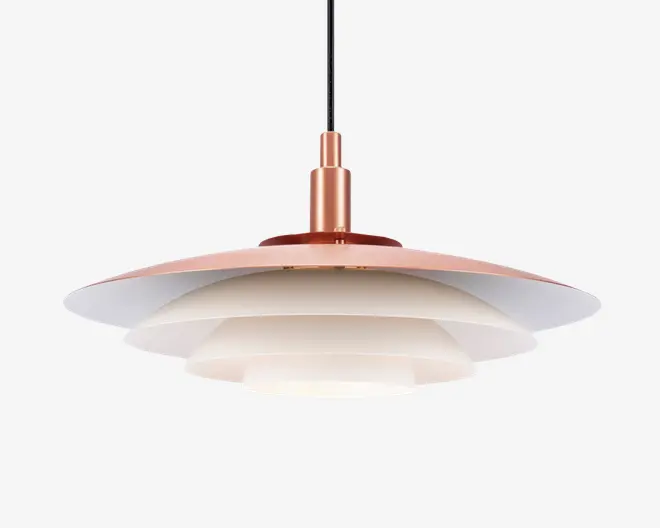 Hængelampe med et lagdelt, skiveformet design, hvor toppen er kobberfarvet og de nederste skærme er hvide. Lampen har et moderne, minimalistisk udtryk med sort ledning og glat metalfinish. De koncentriske lag spreder lyset jævnt og giver en blød belysning.