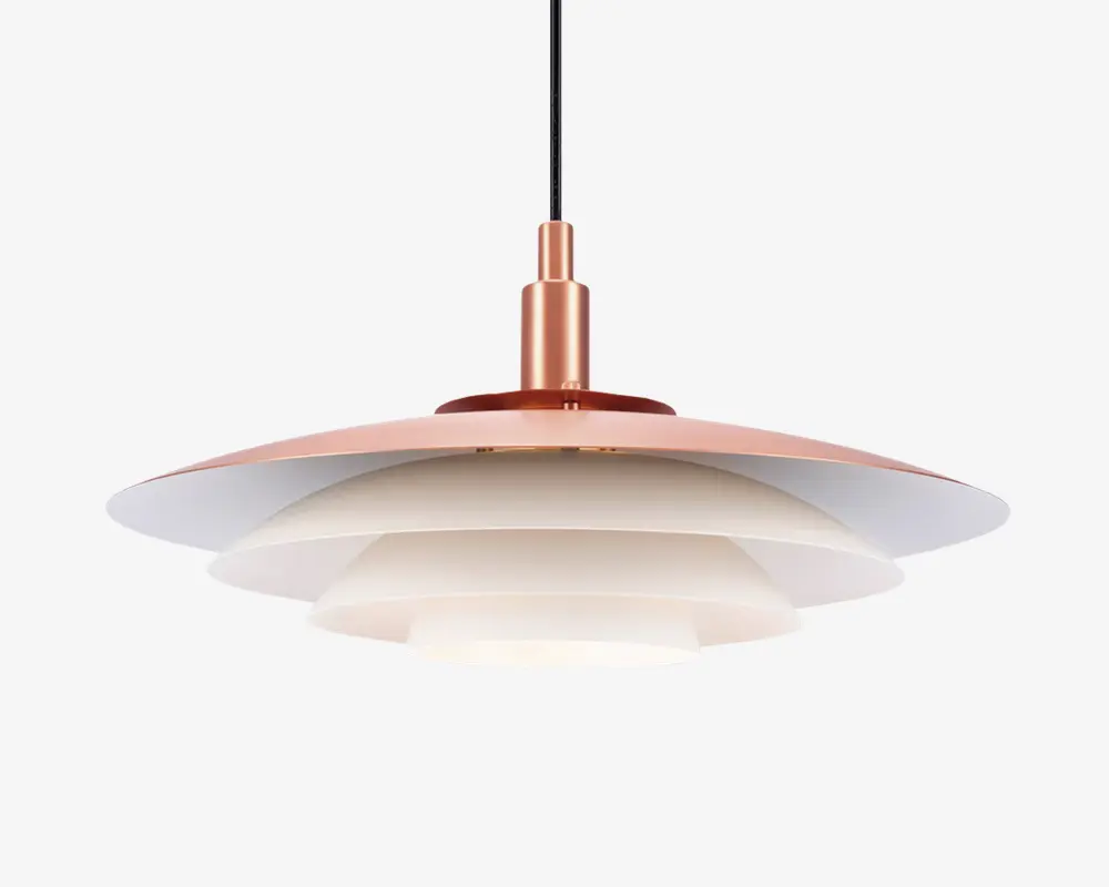 Hængelampe med et lagdelt, skiveformet design, hvor toppen er kobberfarvet og de nederste skærme er hvide. Lampen har et moderne, minimalistisk udtryk med sort ledning og glat metalfinish. De koncentriske lag spreder lyset jævnt og giver en blød belysning.