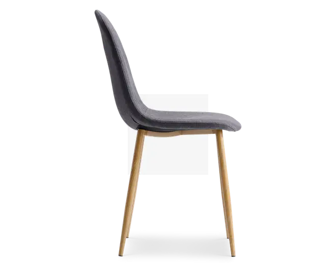 Sidevisning af en moderne stol med let buet, polstret sæde og ryglæn i mørkegråt stof. Stolen har slanke, skråtstillede ben i træ med naturfinish, hvilket giver et minimalistisk og moderne udtryk. Sædet er ergonomisk formet for komfort, og det samlede design er slankt og let.