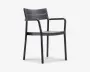 Moderne stol med mat sort finish, der har en let buet ryglæn med to vandrette lameller for støtte. Sædet er fladt og rummeligt, og stolen har integrerede armlæn, der buer elegant fra ryglænet til de forreste ben. Benene er lige og robuste, hvilket giver god stabilitet. Designet er minimalistisk og egner sig både til indendørs og udendørs brug.