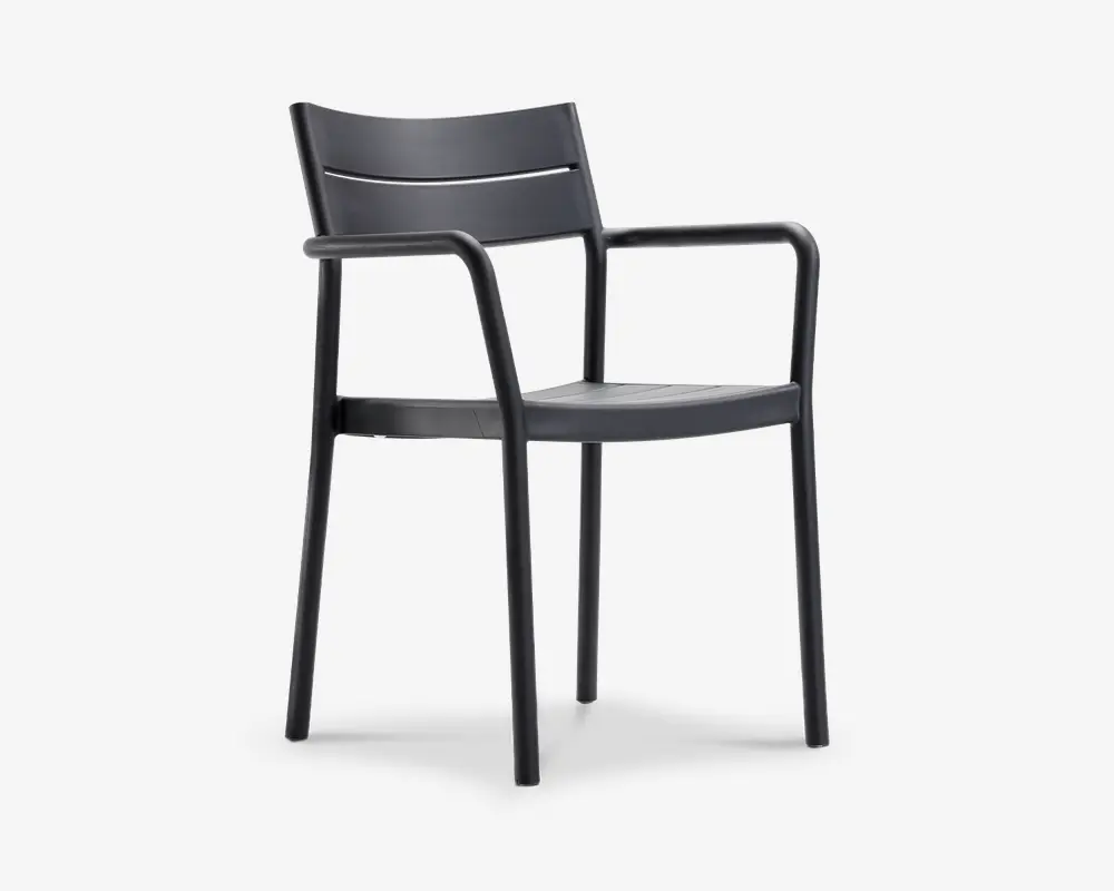 Moderne stol med mat sort finish, der har en let buet ryglæn med to vandrette lameller for støtte. Sædet er fladt og rummeligt, og stolen har integrerede armlæn, der buer elegant fra ryglænet til de forreste ben. Benene er lige og robuste, hvilket giver god stabilitet. Designet er minimalistisk og egner sig både til indendørs og udendørs brug.