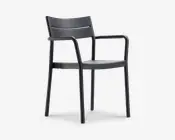 Moderne stol med mat sort finish, der har en let buet ryglæn med to vandrette lameller for støtte. Sædet er fladt og rummeligt, og stolen har integrerede armlæn, der buer elegant fra ryglænet til de forreste ben. Benene er lige og robuste, hvilket giver god stabilitet. Designet er minimalistisk og egner sig både til indendørs og udendørs brug.