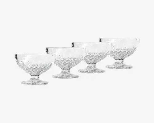 Sæt med fire klare glasskåle til dessert med diamantmønster på den nederste halvdel, hver med en kort, solid fod og en bred, rund skål. Glassene har en tekstureret overflade, der giver ekstra greb og elegance, hvilket gør dem velegnede til servering af is, frugt eller andre desserter.