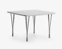 Et firkantet bord med en glat, lysegrå bordplade og afrund sopkanter. Bordpladen understøttes af fire solide, sammen sopklappelige metalben med kromfinish, hver med en trekantet støtte for ekstra stabilitet. platformene har sorte plastikdutter nederst for at beskytte gulvet og forhindre, at bordet glider. Designet er enkelt og funktionelt, velegnet til både indend supporting og **udendørs brug.