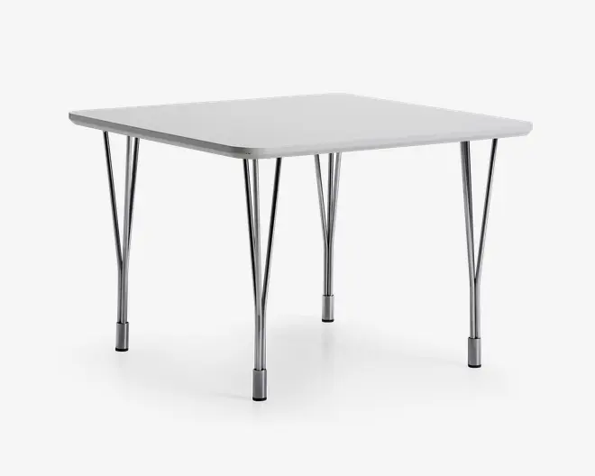 Et firkantet bord med en glat, lysegrå bordplade og afrund sopkanter. Bordpladen understøttes af fire solide, sammen sopklappelige metalben med kromfinish, hver med en trekantet støtte for ekstra stabilitet. platformene har sorte plastikdutter nederst for at beskytte gulvet og forhindre, at bordet glider. Designet er enkelt og funktionelt, velegnet til både indend supporting og **udendørs brug.
