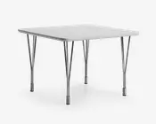 Et firkantet bord med en glat, lysegrå bordplade og afrund sopkanter. Bordpladen understøttes af fire solide, sammen sopklappelige metalben med kromfinish, hver med en trekantet støtte for ekstra stabilitet. platformene har sorte plastikdutter nederst for at beskytte gulvet og forhindre, at bordet glider. Designet er enkelt og funktionelt, velegnet til både indend supporting og **udendørs brug.