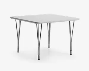 Et firkantet bord med en glat, lysegrå bordplade og afrund sopkanter. Bordpladen understøttes af fire solide, sammen sopklappelige metalben med kromfinish, hver med en trekantet støtte for ekstra stabilitet. platformene har sorte plastikdutter nederst for at beskytte gulvet og forhindre, at bordet glider. Designet er enkelt og funktionelt, velegnet til både indend supporting og **udendørs brug.