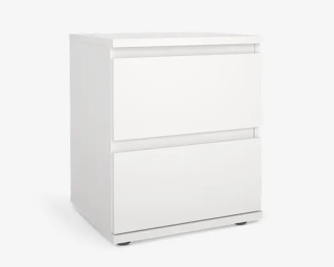 Et moderne, minimalistisk hvidt skab med to rummelige skuffer. Skabet har en glat, mat overflade og grebsfri skuffefronter for et stilrent, nutidigt udtryk. Kanterne er lige og rene, og enheden står på små, diskrete fødder.